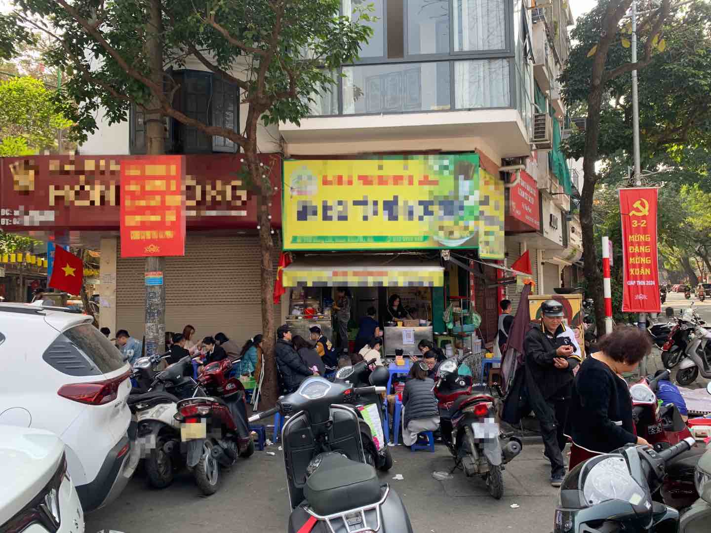 Sáng mùng 3 Tết, nhiều hàng quán mở cửa trở lại đã thu hút đông đảo thực khách. Ảnh: Nhật Minh