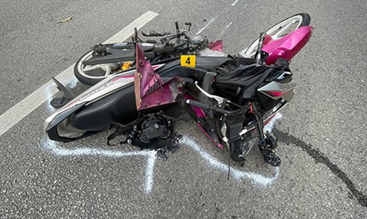Hiện trường vụ thanh niên 17 tuổi tông xe máy vào đại uý CSGT. Ảnh: Cục CSGT