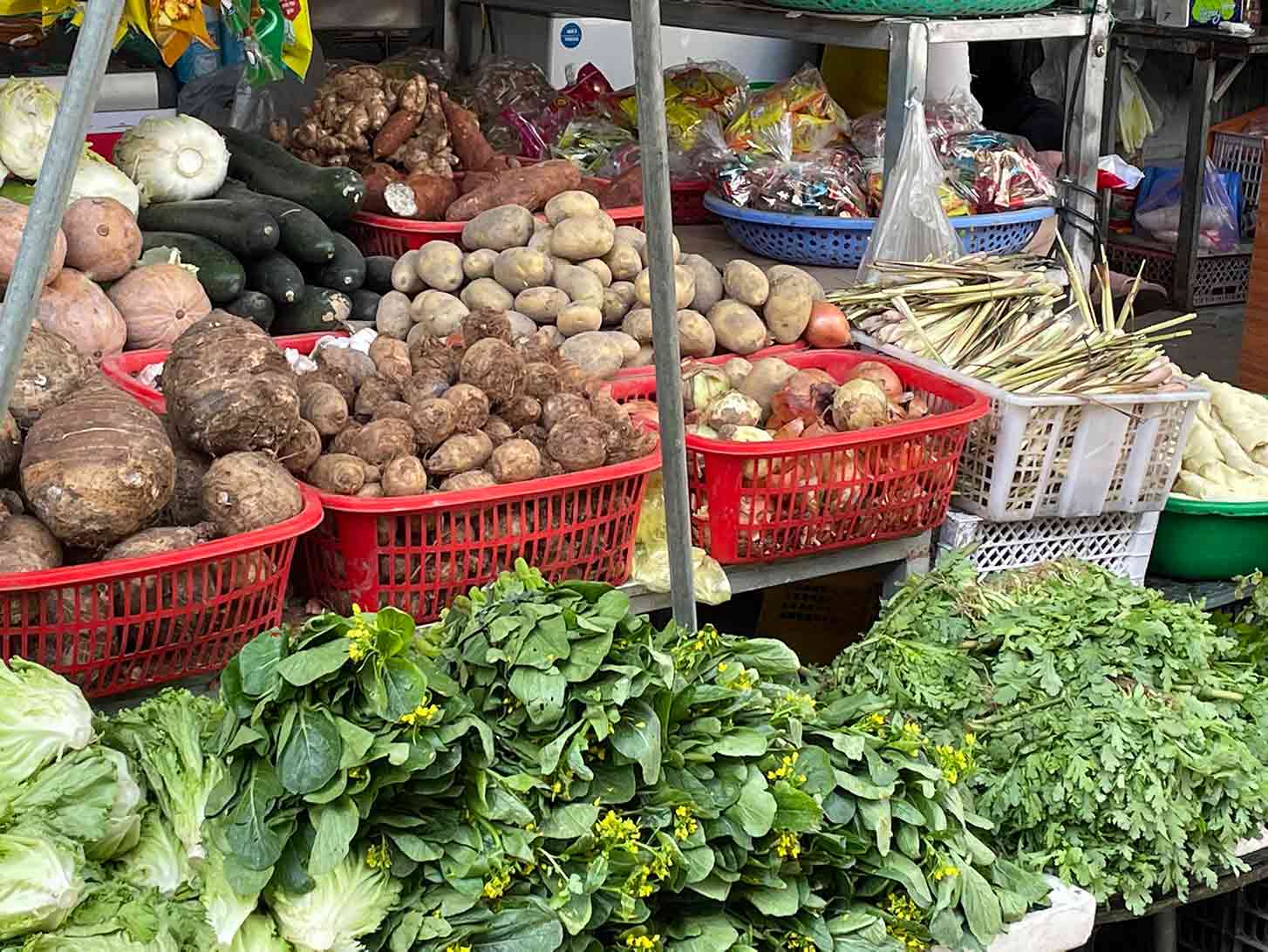 Rau tại chợ dân sinh cũng dần hết hàng đẹp, chủ yếu còn rau cũ, héo.