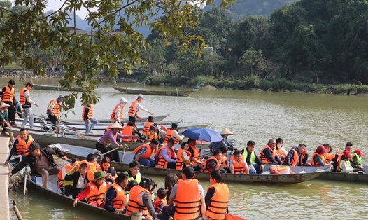 Hàn nghìn khách du lịch tới tham quan, trải nghiệm tại khu du lịch sinh thái Thung Nham, Ninh Bình. Ảnh: Nguyễn Trường