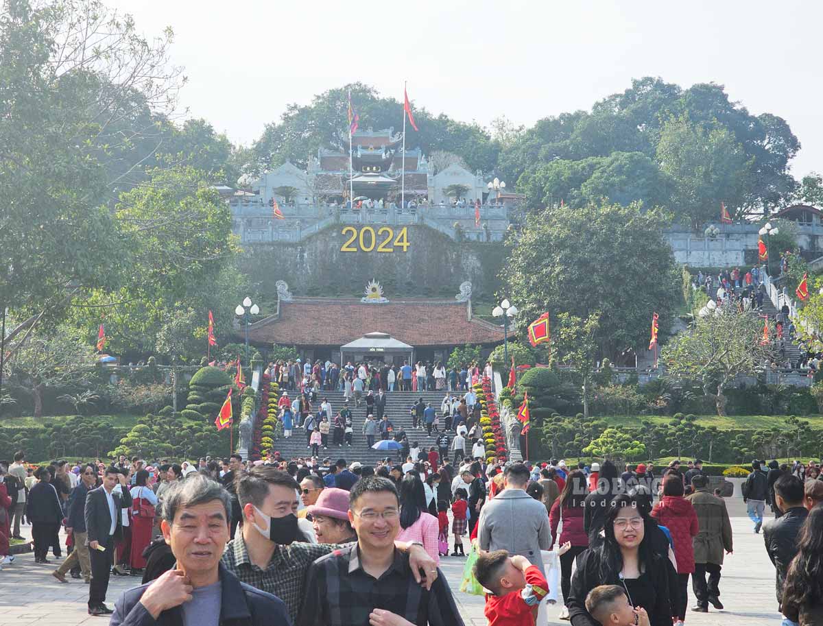 Từ ngày 8-11.2.2024 (tức từ ngày 29 tháng Chạp đến mùng 2 Tết Giáp Thìn), đền Cửa Ông, TP Cẩm Phả đã đón khoảng 27.500 lượt du khách ghé thăm. 
