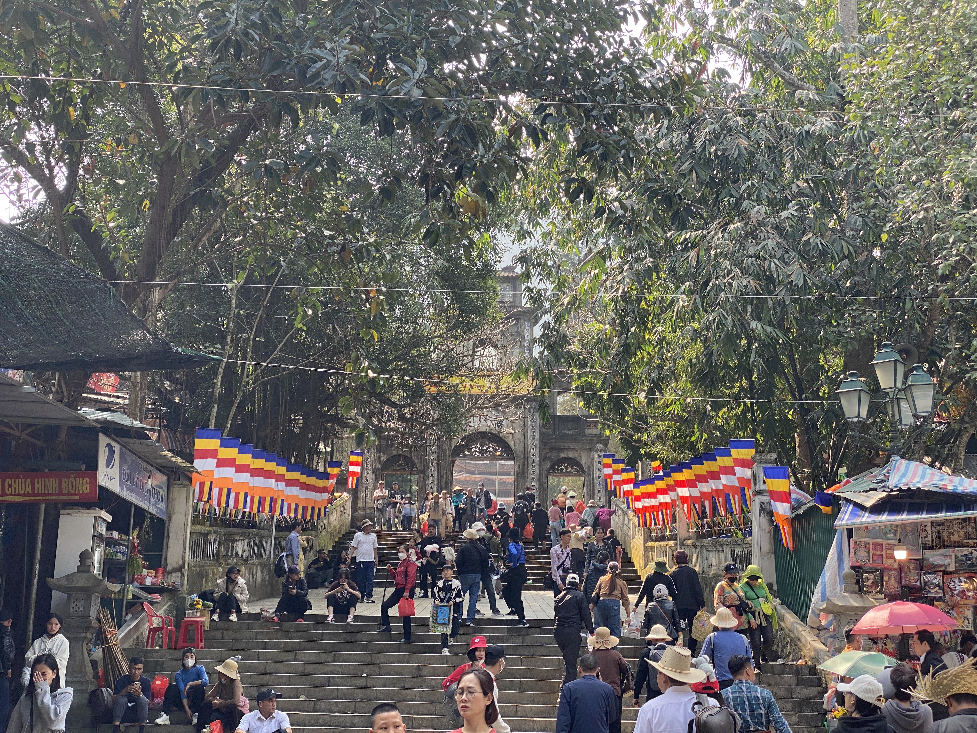 Việc tìm nơi nghỉ chân giữa hành trình tham quan Lễ hội chùa Hương là một nỗi lo đối với nhiều du khách từ xa tới. Ảnh: Anh Vũ