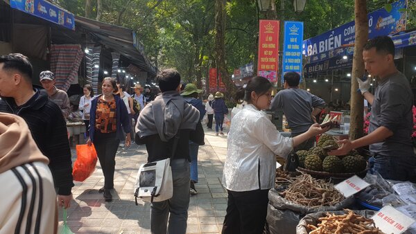 Có hơn 2,1 vạn khách đến chùa Hương ngày mùng 3 Tết. Ảnh: Trần Tuấn