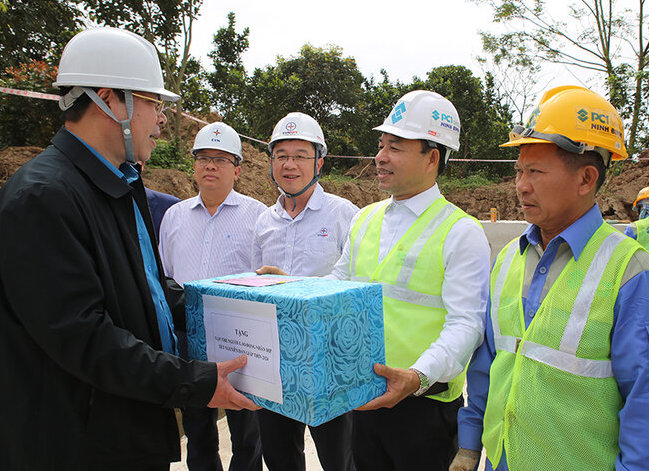 Ông Đỗ Đức Hùng - Chủ tịch Công đoàn Điện lực Việt Nam tặng quà người lao động đang làm việc xuyên Tết. Ảnh: Tiến Xuân