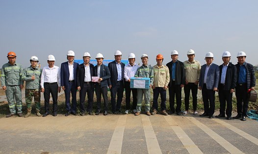 Lãnh đạo Tập đoàn EVN và Công đoàn Điện lực Việt Nam tặng quà, động viên người lao động. Ảnh: Tiến Xuân