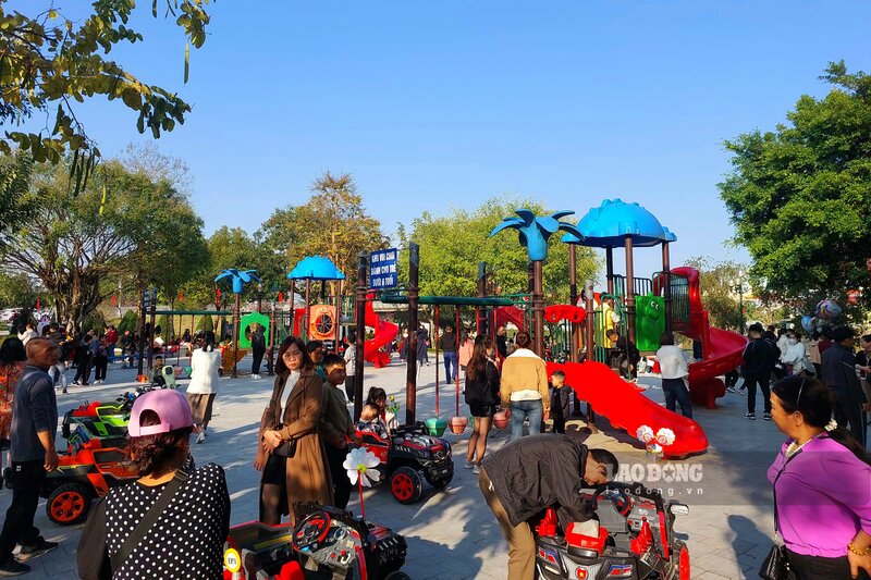 Ngoài ra, tại Công viên Chi Lăng còn có không gian cho trẻ em vui chơi, gần công viên có các đền/chùa, các chợ và khu vui chơi thường xuyên sầm uất của thành phố vùng biên Lạng Sơn... Ảnh: Tô Công.