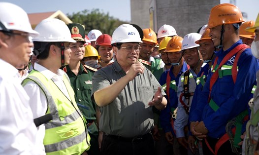 Thủ tướng Chính phủ Phạm Minh Chính chúc Tết người lao động đang thi công dự án nhà ga T3 Tân Sơn Nhất. Ảnh: Anh Tú
