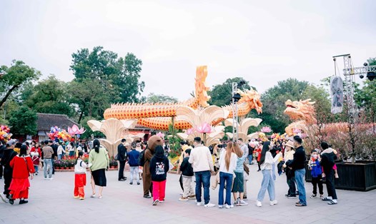 Khách du lịch đến Huế check-in ở cặp "song Long" - linh vật dài hơn 30 mét trước quảng trường Trường THPT Quốc học Huế. Ảnh: Lê Đình Hoàng.