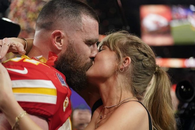 Taylor Swift celebrated passionately, kissing her boyfriend to celebrate the Super Bowl championship