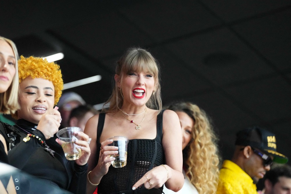 Taylor Swift nổi bật trên khán đài sân Allegiant. Ảnh: Page Six