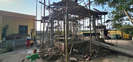 Công trình lầu thờ cá voi (tức “cá Ông“) ddang được trùng tu, xây dựng. Ảnh: Trung Du
