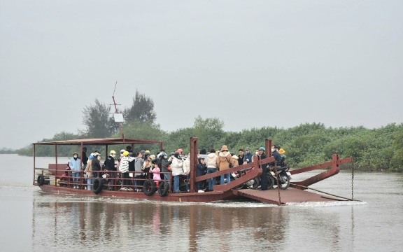 Để viếng Đền Cửa Lân, nhiều người dân từ Nam Định phải đi đò qua sông Hồng để sang Thái Bình. Ảnh: Trung Du