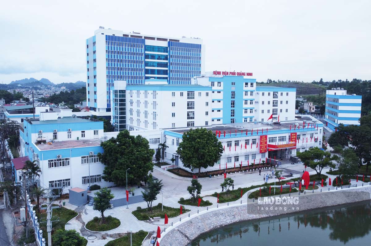 Đúng vào dịp 60 năm thành lập tỉnh Quảng Ninh (30.10.1963- 30.10.2023), Quảng Ninh đồng thời khánh thành và đưa vào hoạt động 3 công trình y tế mới có tổng kinh phí đầu tư hơn 1.300 tỉ đồng. Bệnh viện Phổi Quảng Ninh Công trình Bệnh viện Phổi Quảng Ninh ngày nay tiền thân là Trạm chống Lao và Bệnh viện chống Lao (còn có tên gọi tắt là K67); được thành lập tháng 4.1967. Tháng 3.2020, cơ sở y tế này được tổ chức lại và đổi tên thành Bệnh viện Phổi Quảng Ninh. Bệnh viện đã nâng quy mô từ 200 giường bệnh lên 330 giường bệnh. Dự án có tổng mức đầu tư 631 tỉ đồng từ nguồn ngân sách tỉnh và và Tập đoàn Công nghiệp Than - Khoáng sản Việt Nam (TKV) hỗ trợ 245 tỉ đồng. Trải qua gần 60 năm xây dựng và trưởng thành, Bệnh viện Phổi Quảng Ninh đã có những bước tiến cả về số lượng và chất lượng, phục vụ đắc lực cho việc khám chữa bệnh của người dân trên địa bàn tỉnh, đặc biệt là công nhân, người lao động của ngành Than.  