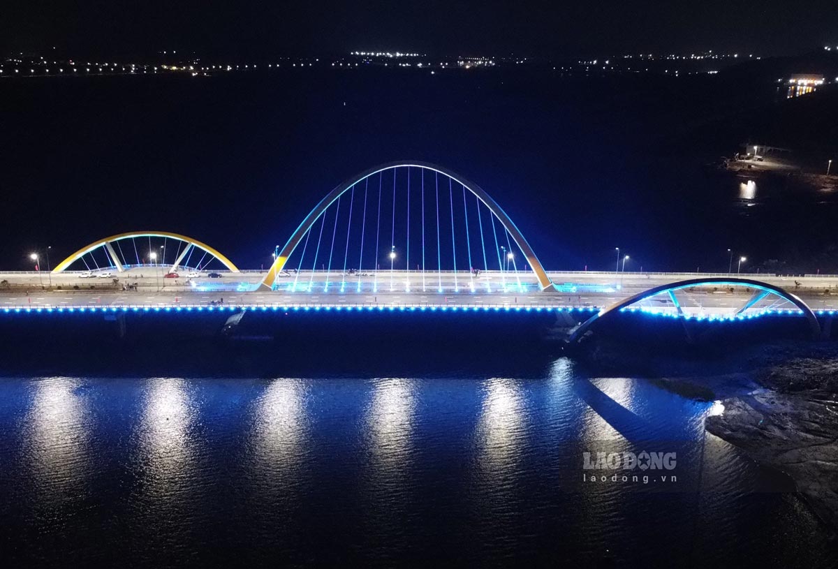 Cây cầu rực rỡ trong đêm với hệ thống chiếu sáng nhiều màu sắc. Cùng với cầu Bãi Cháy, cầu Tình Yêu, cầu Bình Minh góp phần đảm bảo kết nối liên thông, tổng thể giữa các khu vực TP Hạ Long, bám sát Quy hoạch tầm nhìn đến năm 2040 lấy Vịnh Cửa Lục làm trung tâm. 