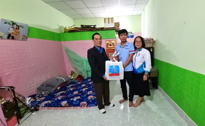 Công đoàn các Khu Kinh tế và Khu Công nghiệp Quảng Nam tăng quà, động viên anh Phan Quang Linh - công nhân xa quê đón Tết ở nhà trọ. Ảnh: Hoàng Bin 
