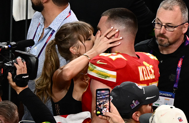 Taylor Swift chúc mừng bạn trai Travis Kelce sau khi The Chiefs thắng trận Super Bowl. Ảnh: AFP