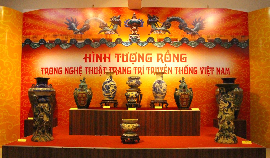 Không gian trưng bày chuyên đề “Hình tượng rồng trong nghệ thuật trang trí truyền thống Việt Nam“. Ảnh: Lục Tùng