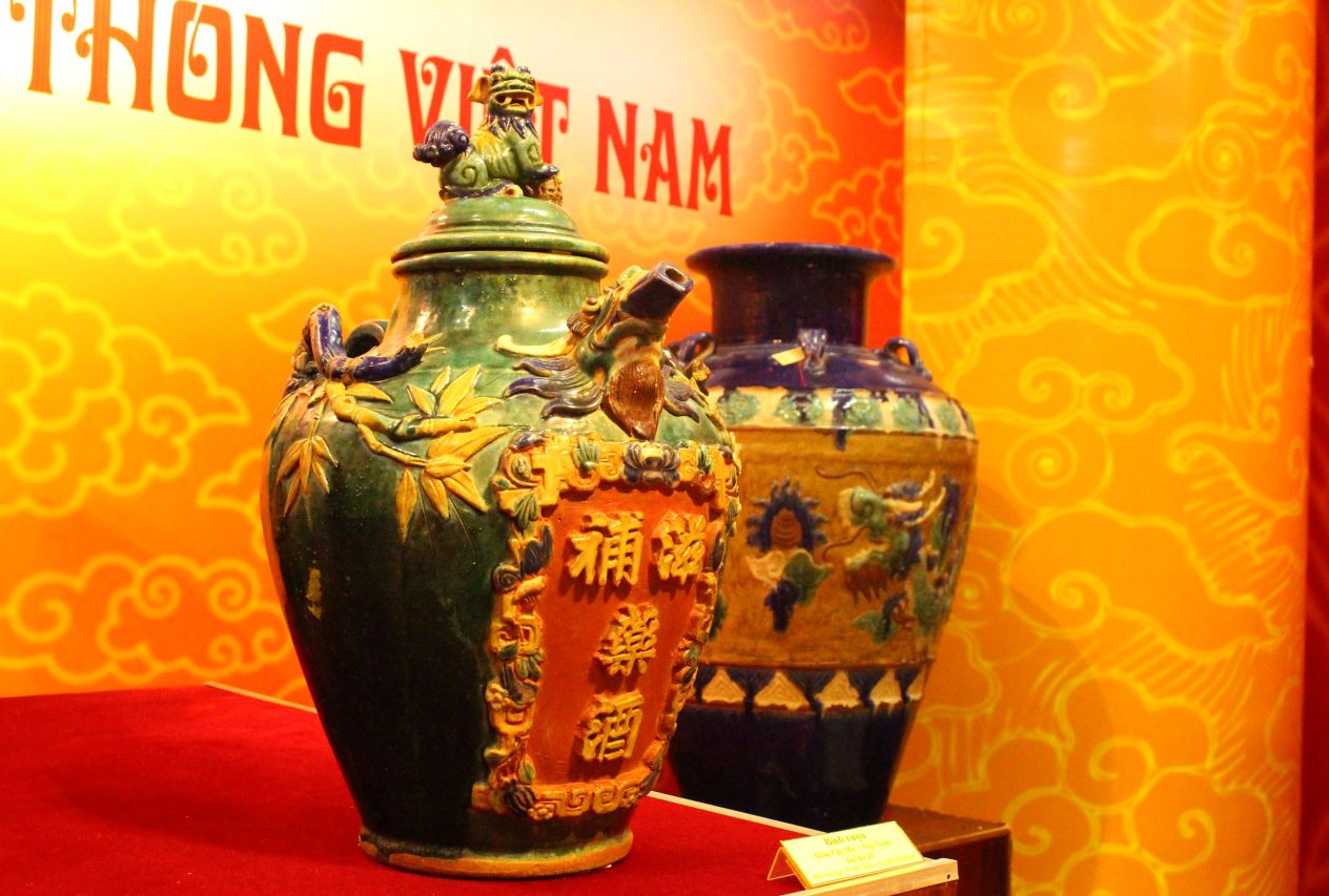 Tại triển lãm, người xem sẽ thích thú khi có dịp tận mắt nhìn hình tượng rồng trên bình rượu gốm Cây Mai của nhà sưu tập Võ Hà Tuấn (TP HCM). Ảnh: Lục Tùng