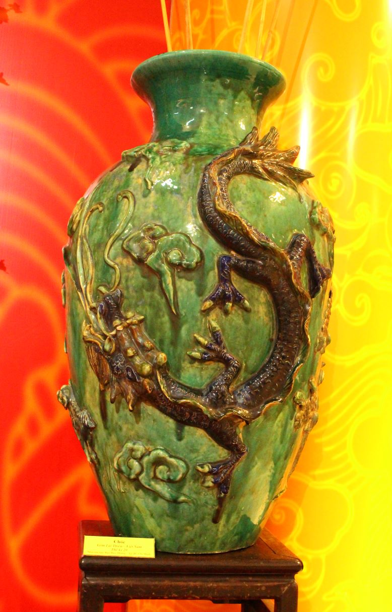 Hình tượng rồng được đắp nổi trên chóe gốm Lái Thiêu của nhà sưu Đào Duy Thắng (TP HCM). Ảnh: Lục Tùng