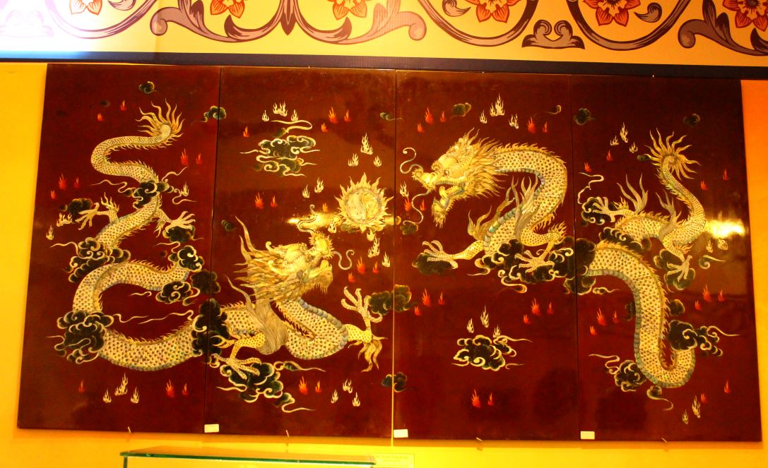 Hình tượng rồng trên chất liệu sơn mài của Bảo tàng An Giang. Ảnh: Lục Tùng