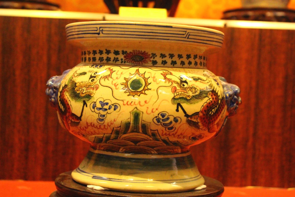 Bát hương bằng gốm của nhà sưu tập Nguyễn Kim Quyên (An Giang). Ảnh: Lục Tùng