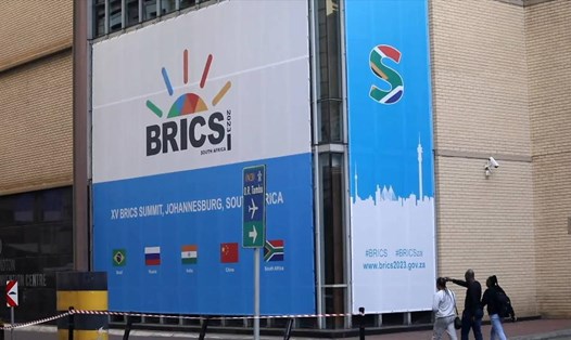 Áp phích Hội nghị thượng đỉnh BRICS lần thứ 15 tại Johannesburg, Nam Phi, tháng 8.2023. Ảnh: Xinhua