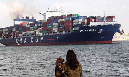 Một tàu chở hàng di chuyển trên kênh đào Suez ở tỉnh Ismailia, Ai Cập, ngày 13.1.2024. Ảnh: Xinhua