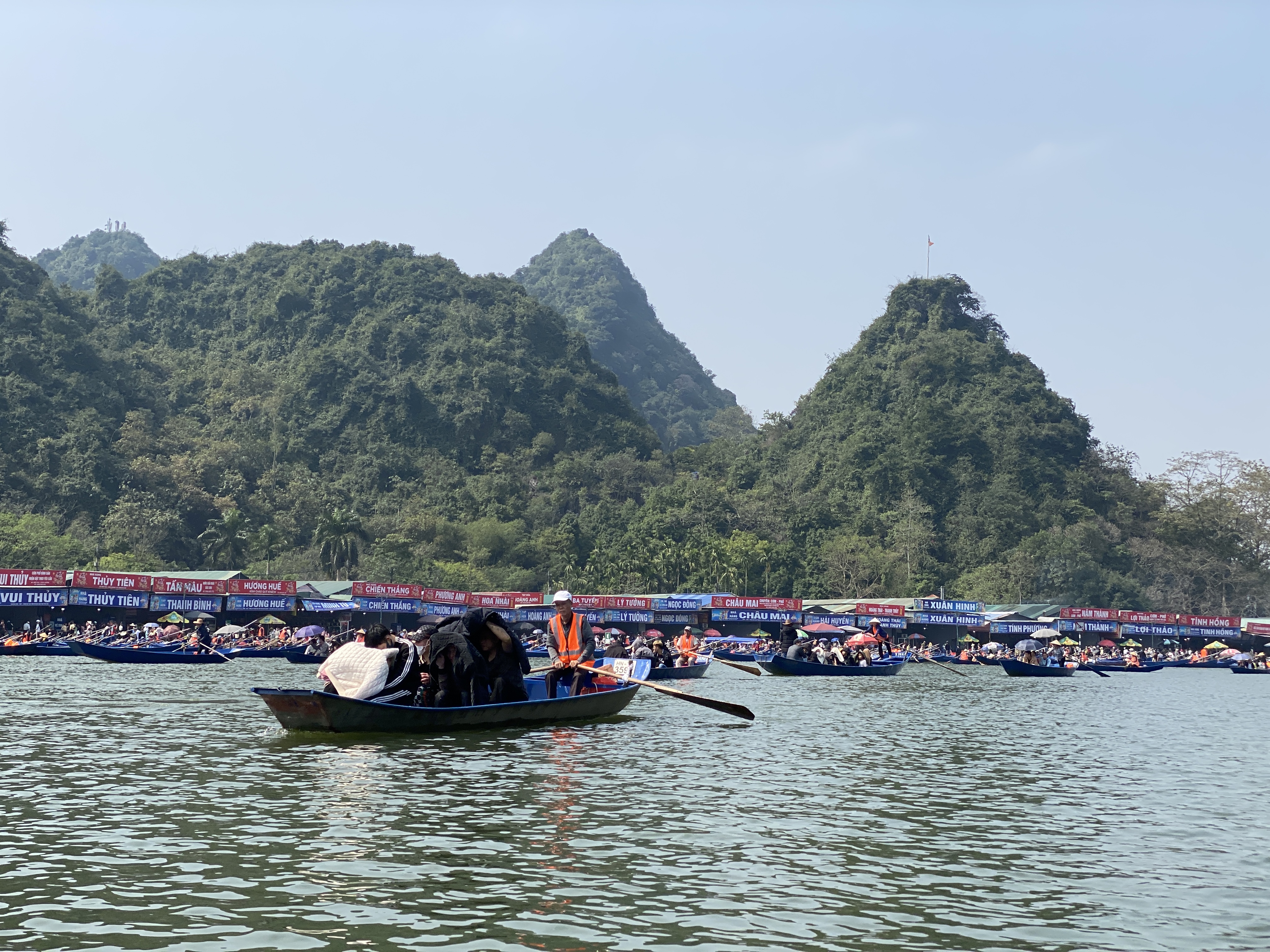 Ngày mùng 3 Tết, du khách thập phương đã bắt đầu đổ về chùa Hương để đi du xuân. Ảnh: Anh Vũ