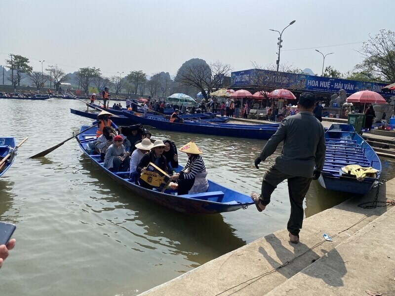 Du khách xuống đò di chuyển tới chùa Hương Tích. Ảnh: Anh Vũ