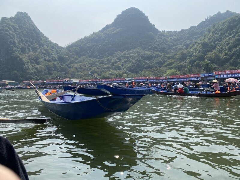 Một con đò không người lái trôi nổi trên dòng Suối Yến. Ảnh: Anh Vũ