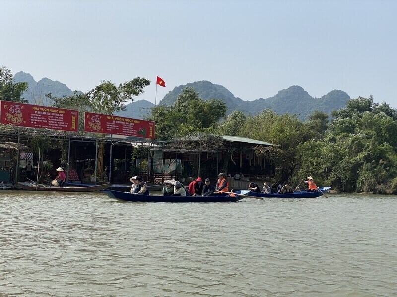 Nhiều nhà vườn được dựng lên hai bên dòng Suối Yến để phục vụ nhu cầu ăn uống, vui chơi của du khách. Ảnh: Anh Vũ