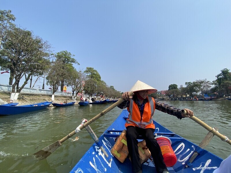 Hầu hết đò trên dòng Suối Yến đều được chèo tay. Ảnh: Anh Vũ