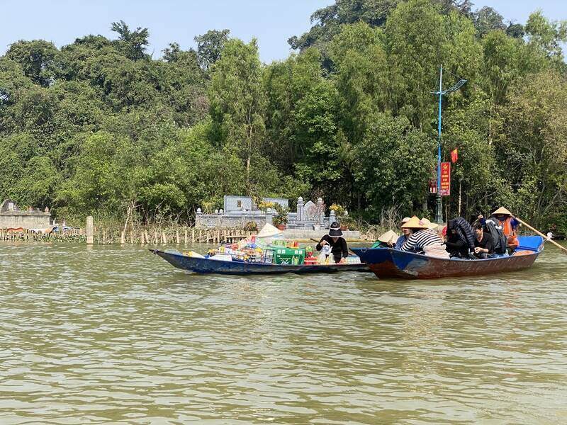 “Tạp hoá nổi” phục vụ nhu cầu của du khách ngay trên mặt nước. Ảnh: Anh Vũ