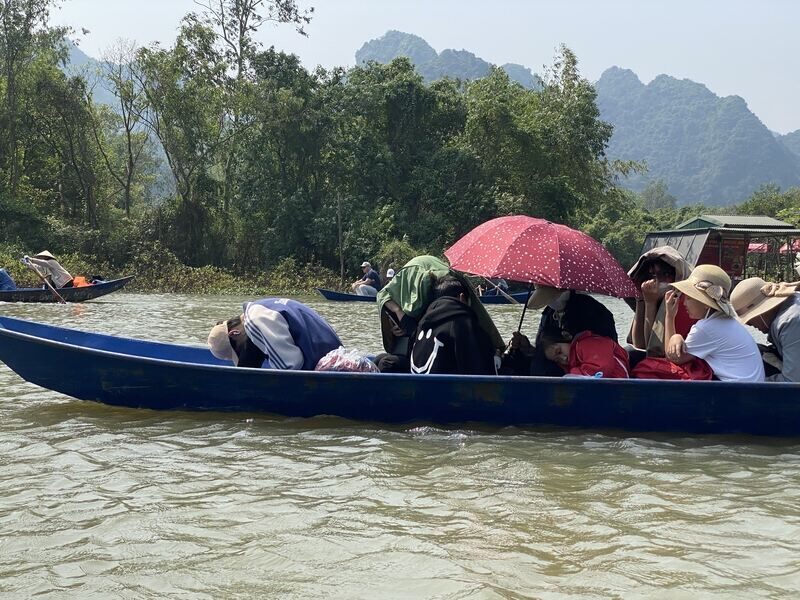 Nhiều du khách mệt mỏi vì nắng nóng trên đường trở về từ chùa Hương Tích. Ảnh: Anh Vũ