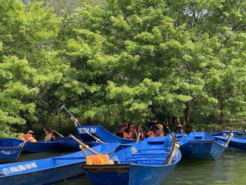 Người lái đò tại chùa Hương tranh thủ nghỉ ngơi chờ du khách quay lại. Ảnh: Anh Vũ