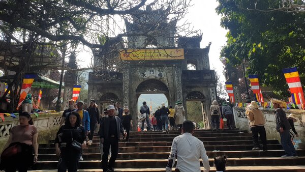 Cũng theo thống kê của Ban Quản lý Di tích chùa Hương, trong 3 ngày miễn phí vé (từ 30 Tết đến mùng 2 Tết) số lượt du khách đến với chùa Hương là 30.000 người. 