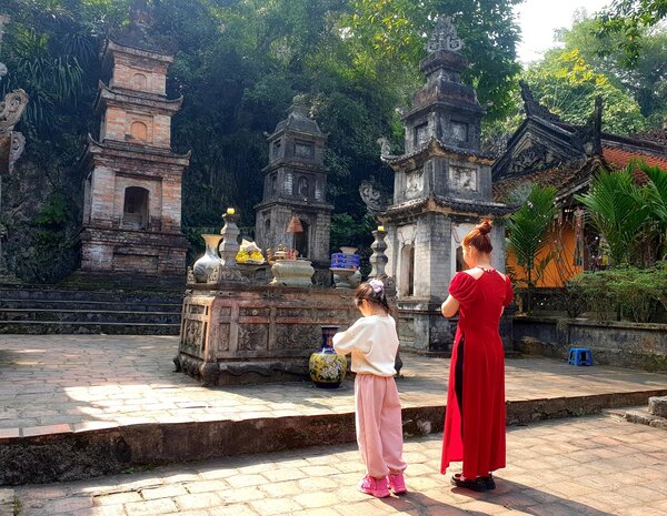 Du khách chiêm bái tại chùa Hương. 