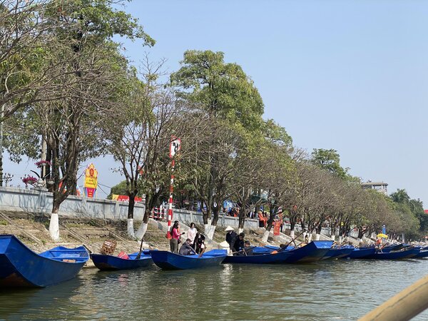 Hệ thống thuyền đò phục vụ cho Lễ hội năm 2024 sẽ do Hợp tác xã dịch vụ du lịch chùa Hương cung cấp quản lý và thực hiện do UBND xã Hương Sơn chỉ đạo.