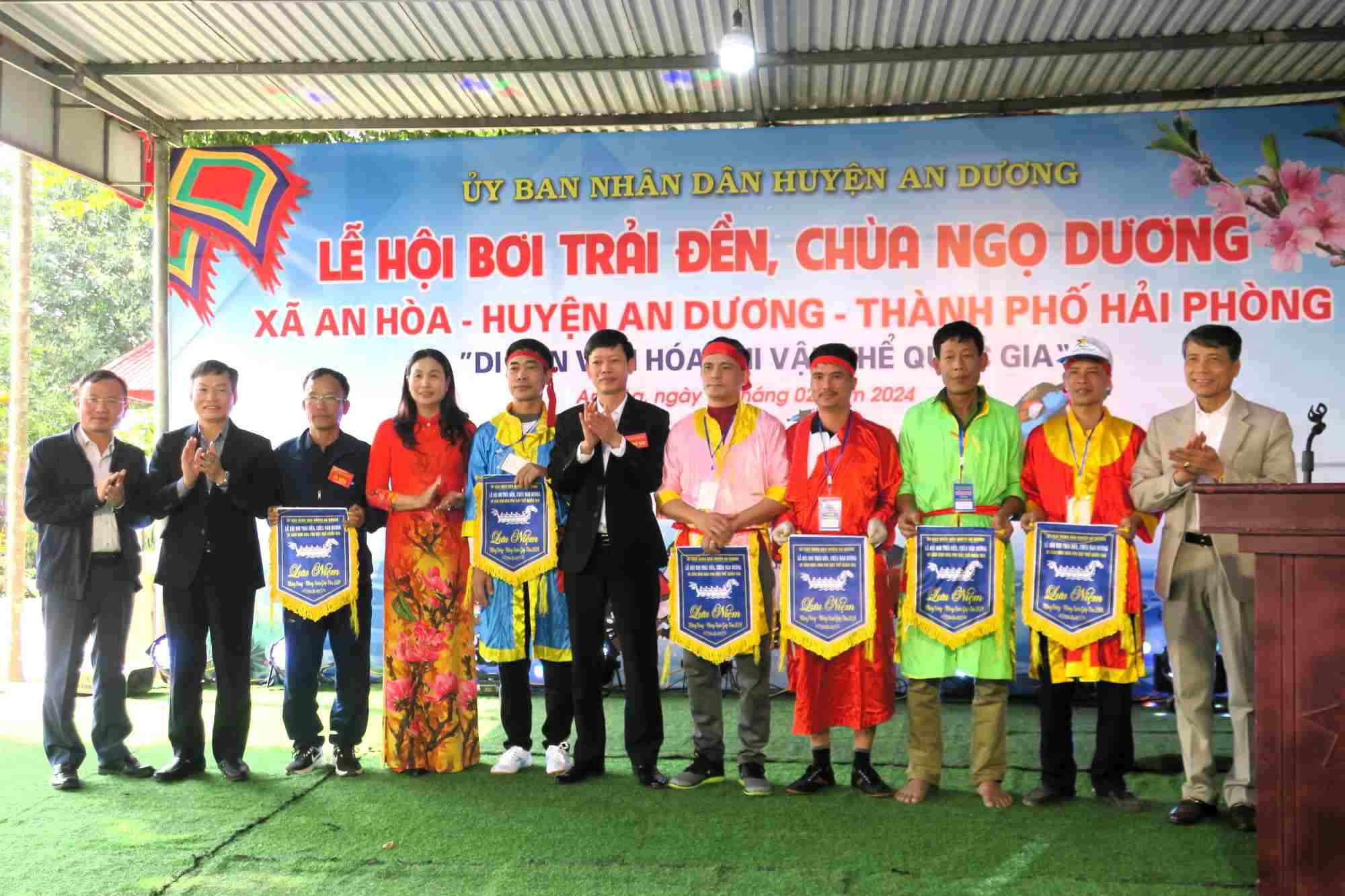 Các đội thi nhận cờ lưu niệm của Ban Tổ chức. Ảnh: Hồng Nhung