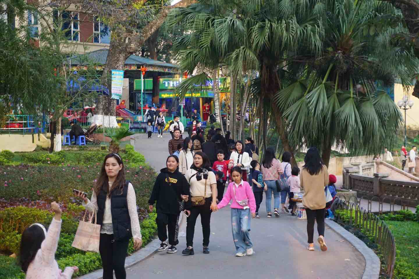 Chiều mùng 3 Tết, công viên thu hút được đông đảo người dân tham quan, phần lớn là những gia đình có con nhỏ. Ảnh: Nhật Minh
