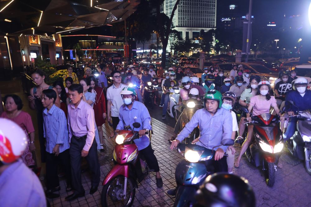 Để tránh kẹt xe, nhiều người dân đến tham quan đường hoa Nguyễn Huệ đã chọn gửi xe ở xa để đi bộ đến điểm tham quan.