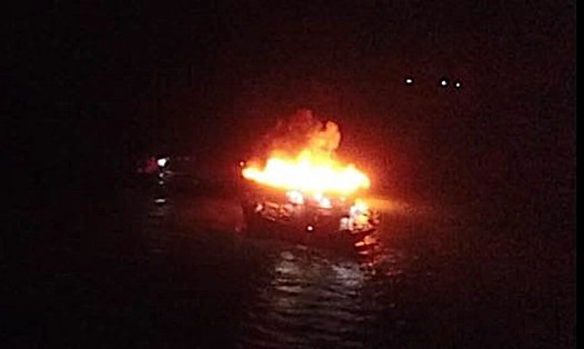 Tàu cá đang bốc cháy cách bờ làng chài Mũi Né khoảng 2km. Ảnh: NDCC