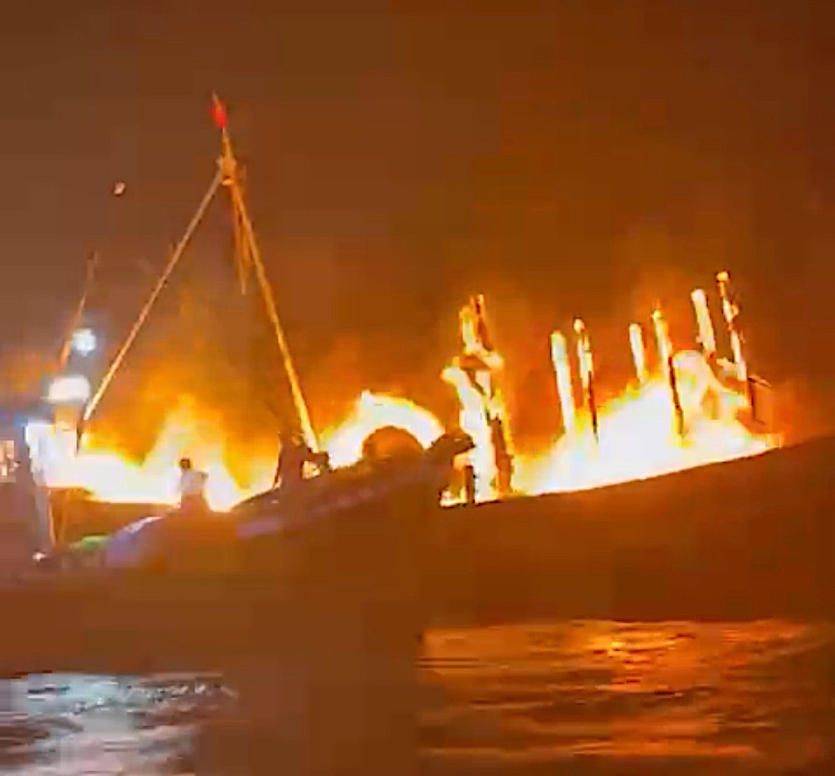 Lửa bốc cháy mạnh trên tàu cá. Ảnh: Biên phòng