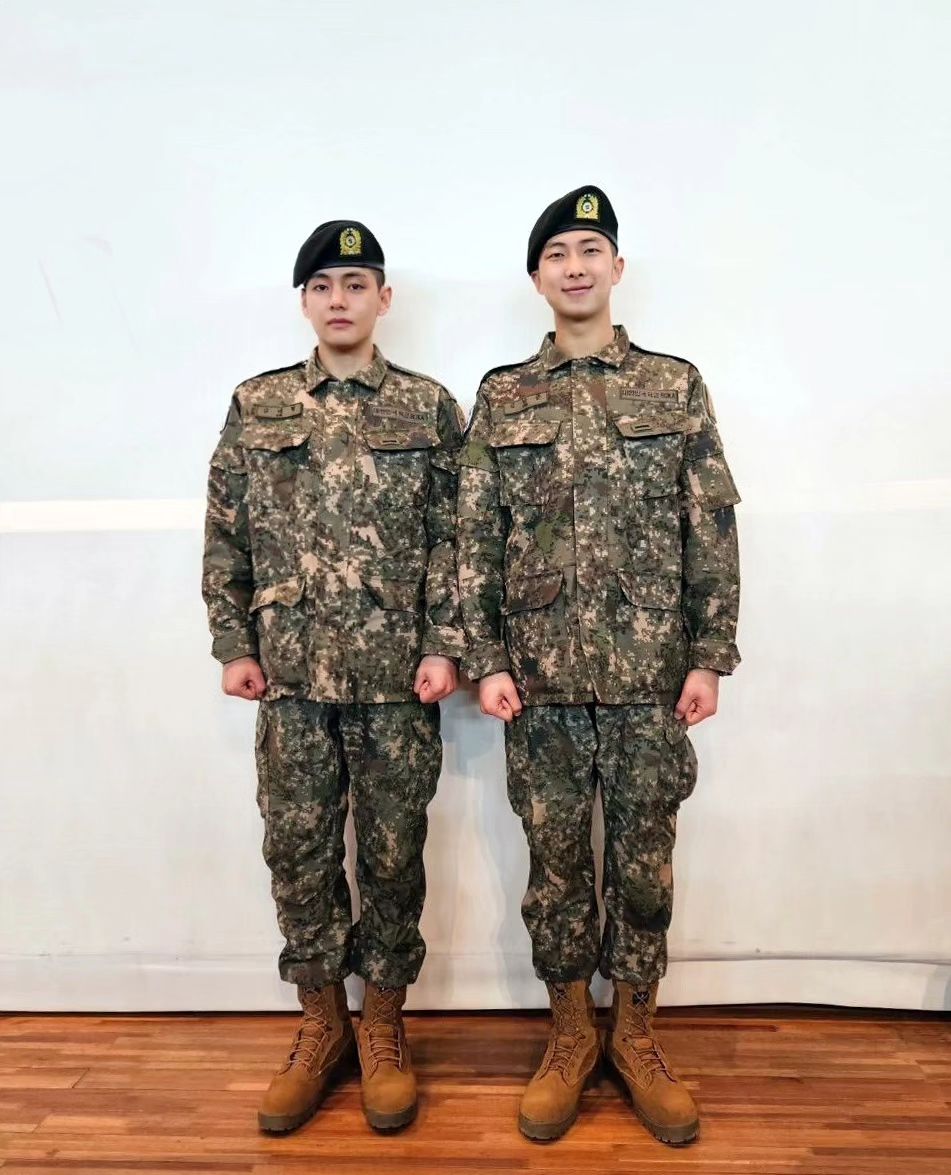 RM và V đăng ảnh mặc quân phục. Ảnh: Instagram