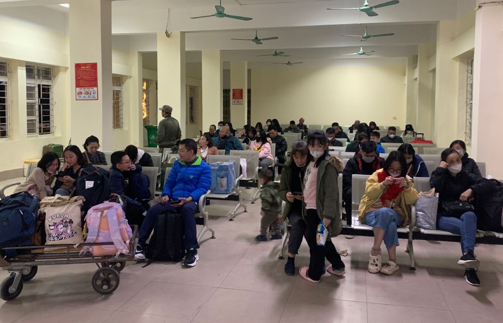 Các chỗ ngồi ghế chờ tại ga Nam Định đều kín hành khách đợi tàu. Ảnh: T.Vương