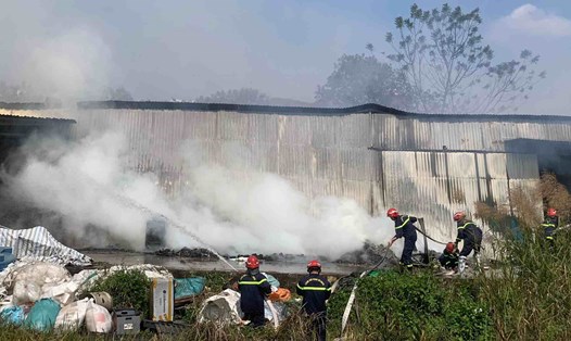 Cháy lớn tại xưởng xay nhựa và ép giấy ở tại An Đồng, An Dương. Ảnh: Công an Hải Phòng