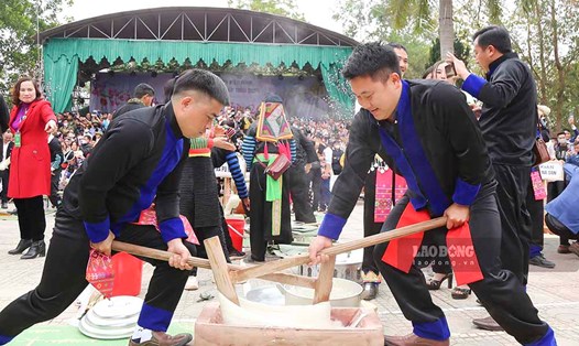 Sôi nổi cuộc thi giã bánh dày trong hội Xuân vùng cao ở Điện Biên. Ảnh: Lan Anh