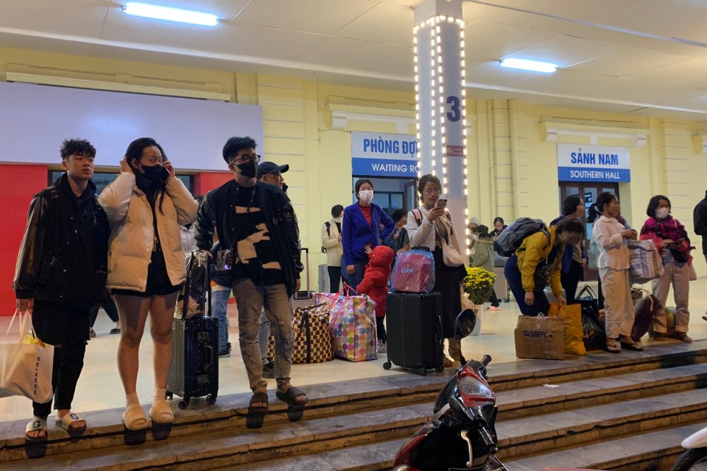 Nhiều hành khách chờ đợi gọi xe tại sảnh chờ ga Hà Nội. Ảnh: T.Vương