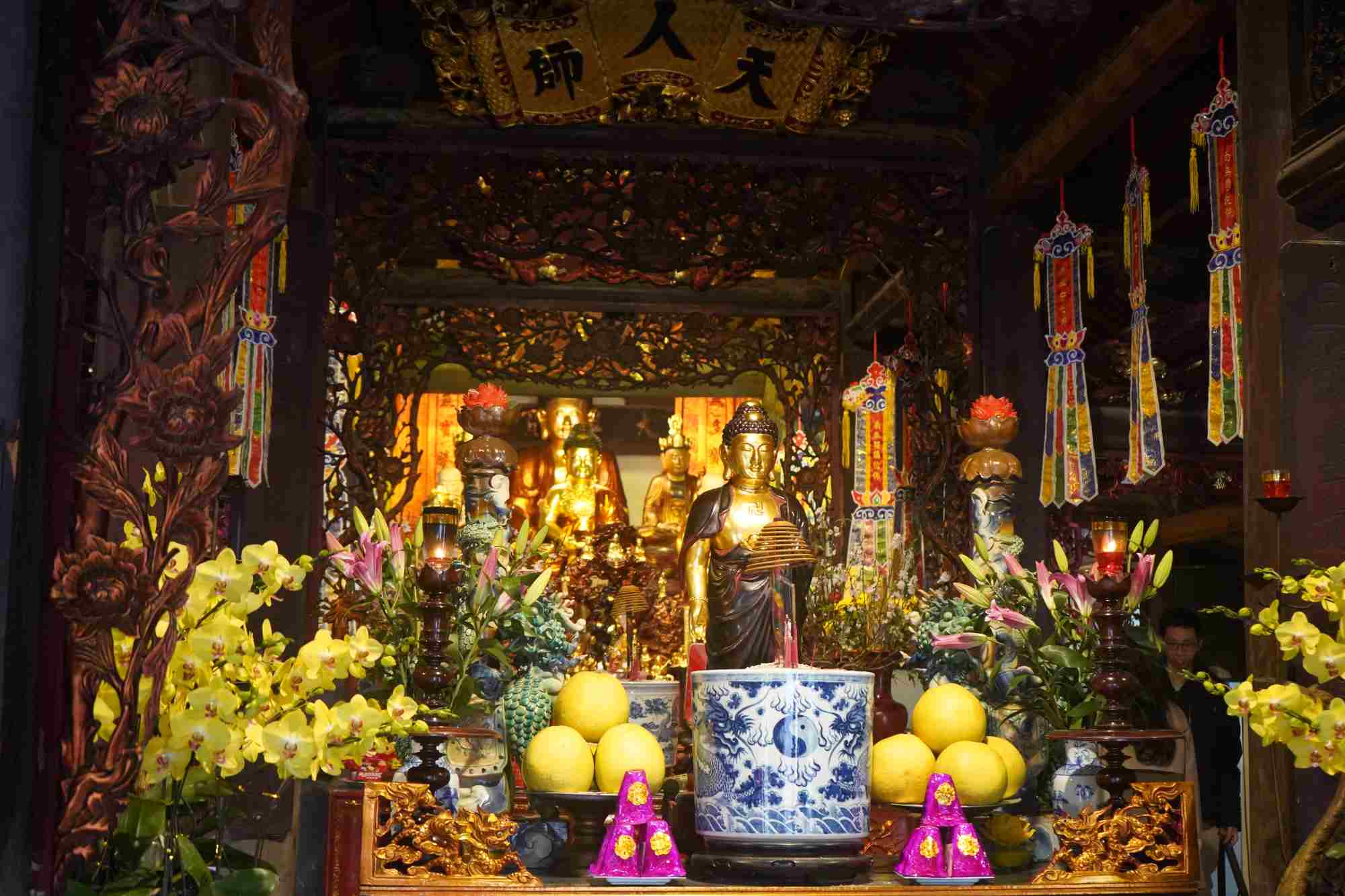 Dưới mái chùa cổ kính này, đang bảo lưu nhiều pho tượng Phật quý bằng gỗ, mang đậm phong cách dân gian với các đồ án trang trí nghệ thuật được thờ tại toà phật điện như các pho tượng phật: Tam Thế, A Di Đà, Văn Thù, Phổ Hiền, Hộ Pháp…
