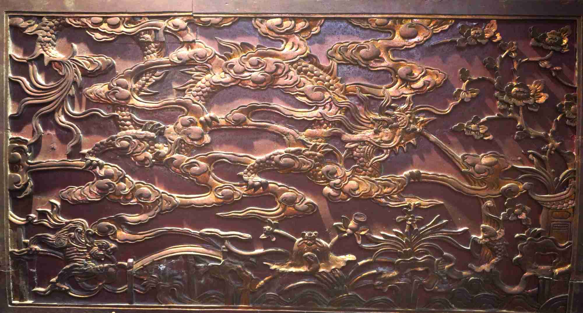 Nhiều mảng chạm khắc hình rồng trên gỗ trong ngôi chùa cổ Trung Hành. 